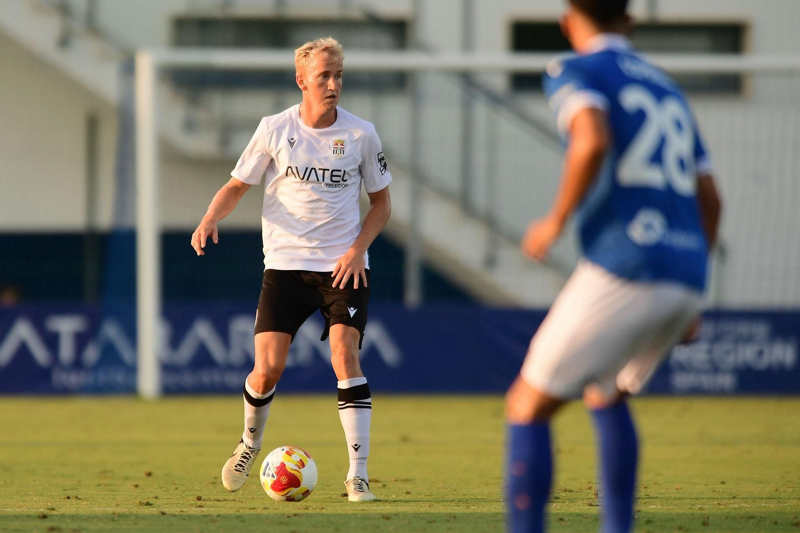 El central almeriense conduce el balón durante un encuentro de pretemporada disputado con el Cartagena.