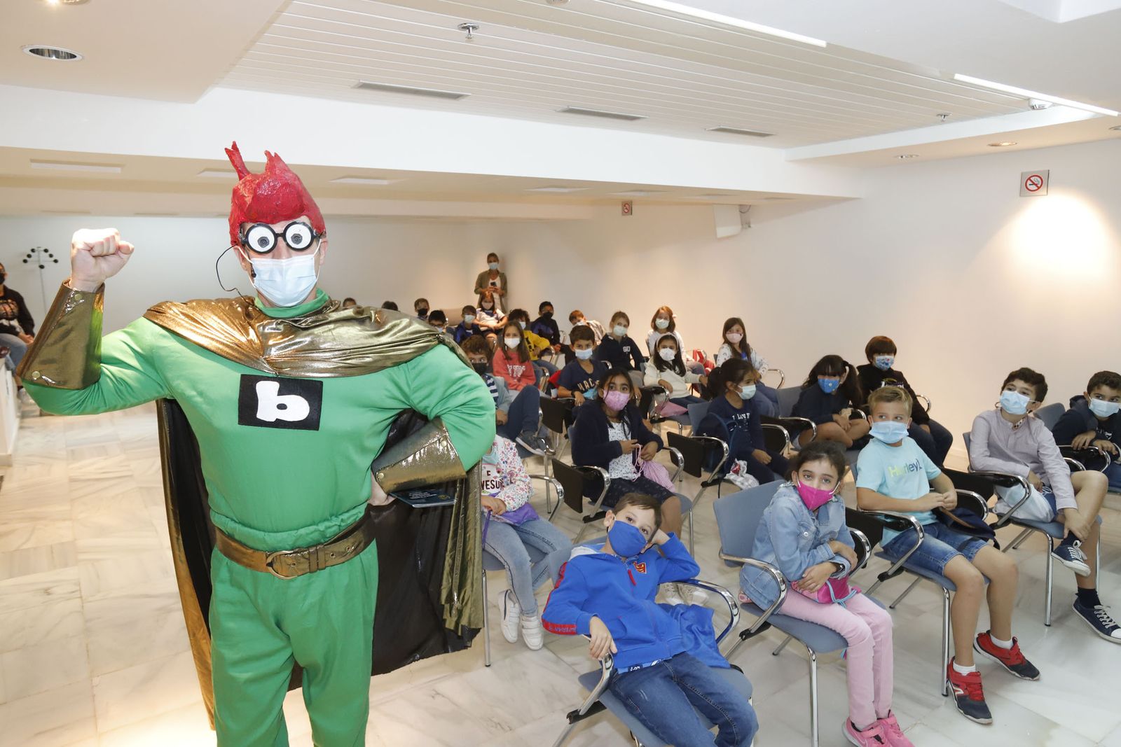 El superhéroe Biblos enseña a los niños el valor de las bibliotecas en Huelva