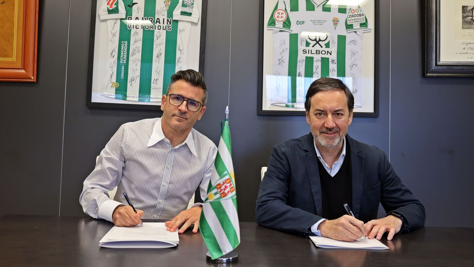 Ania y Monterrubio, durante la firma de la renovación.