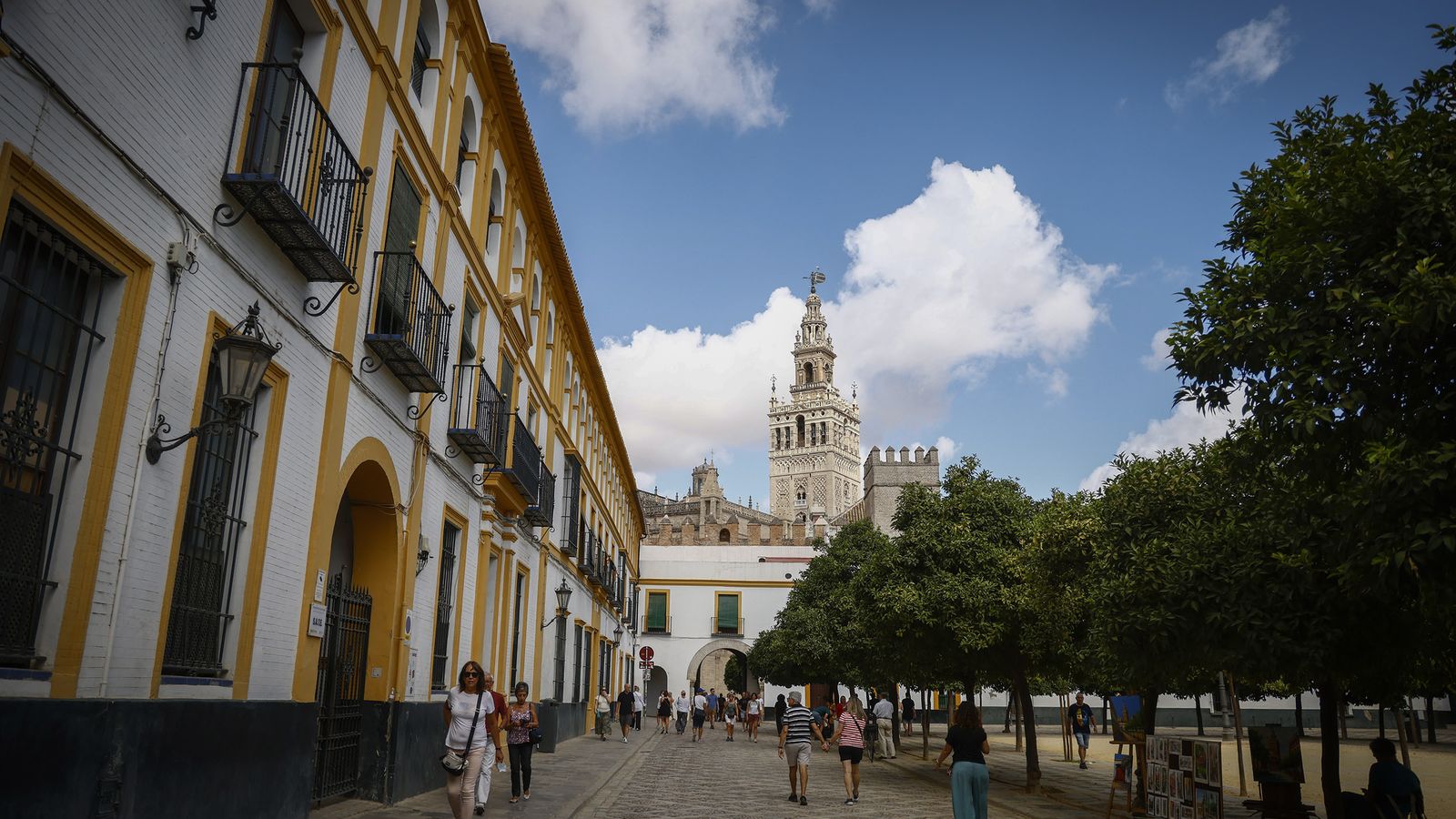 El Patio de Banderas del Alcázar de Sevilla.
