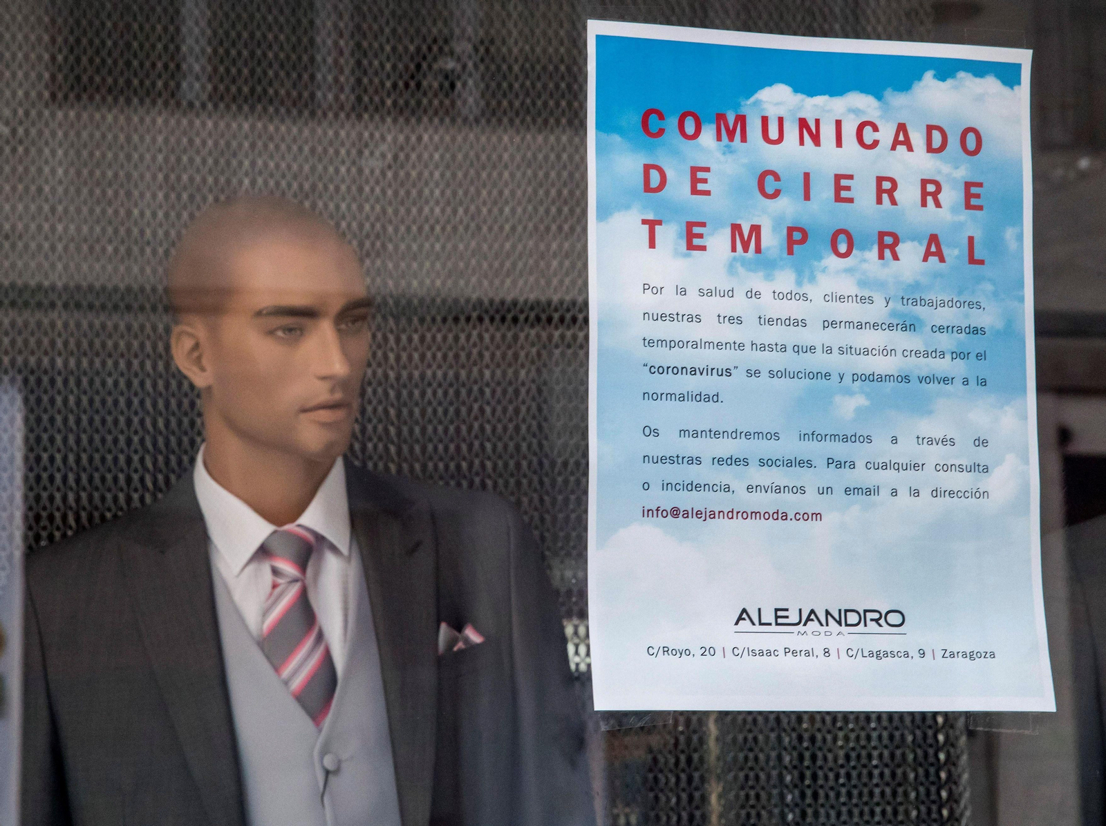 Un comercio de Zaragoza muestra un cartel de cierre temporal.