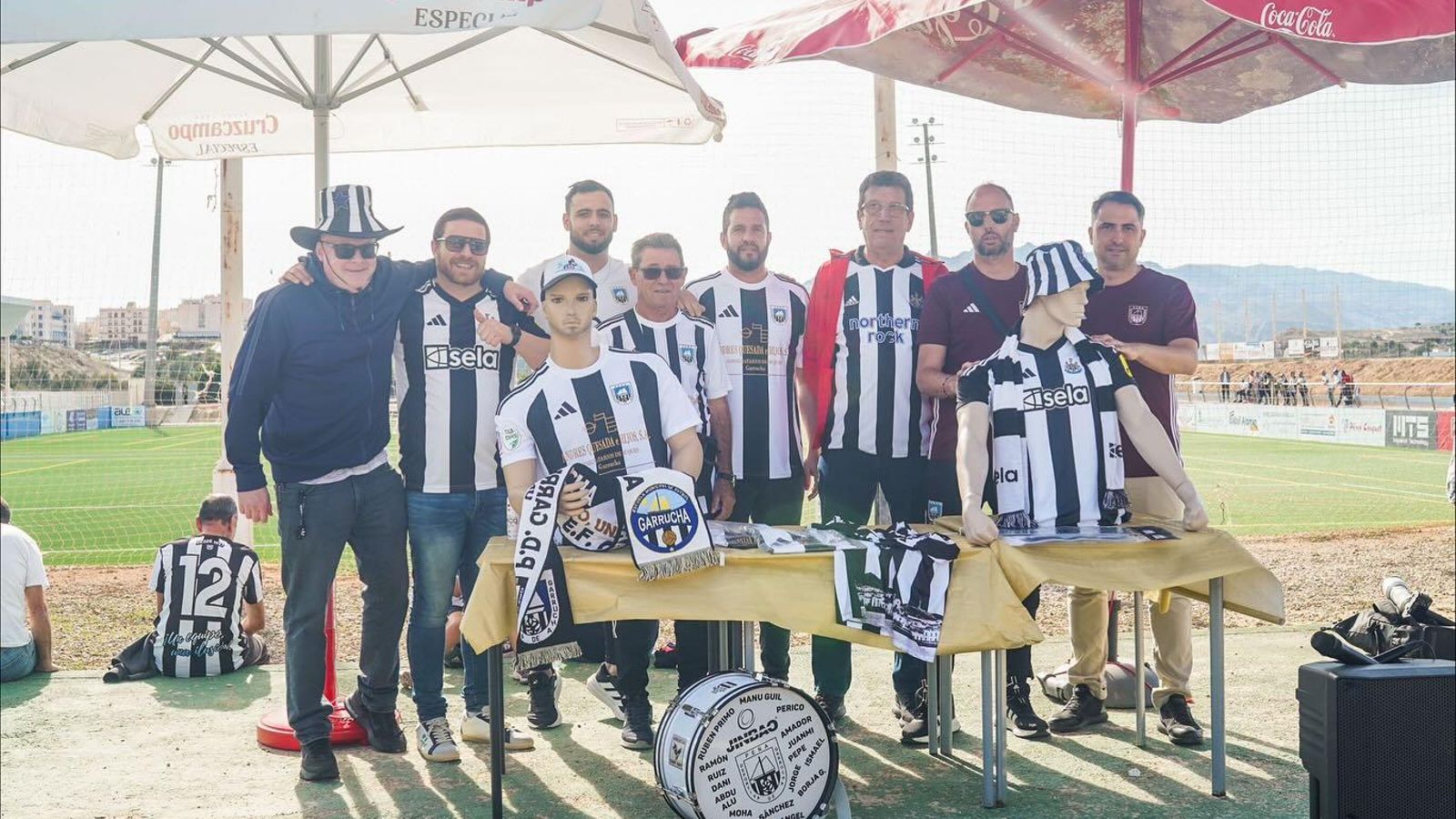 Distintos dirigentes de la Peña Deportiva Garrucha durante la presentación del hermanamiento con el Newcastle United.