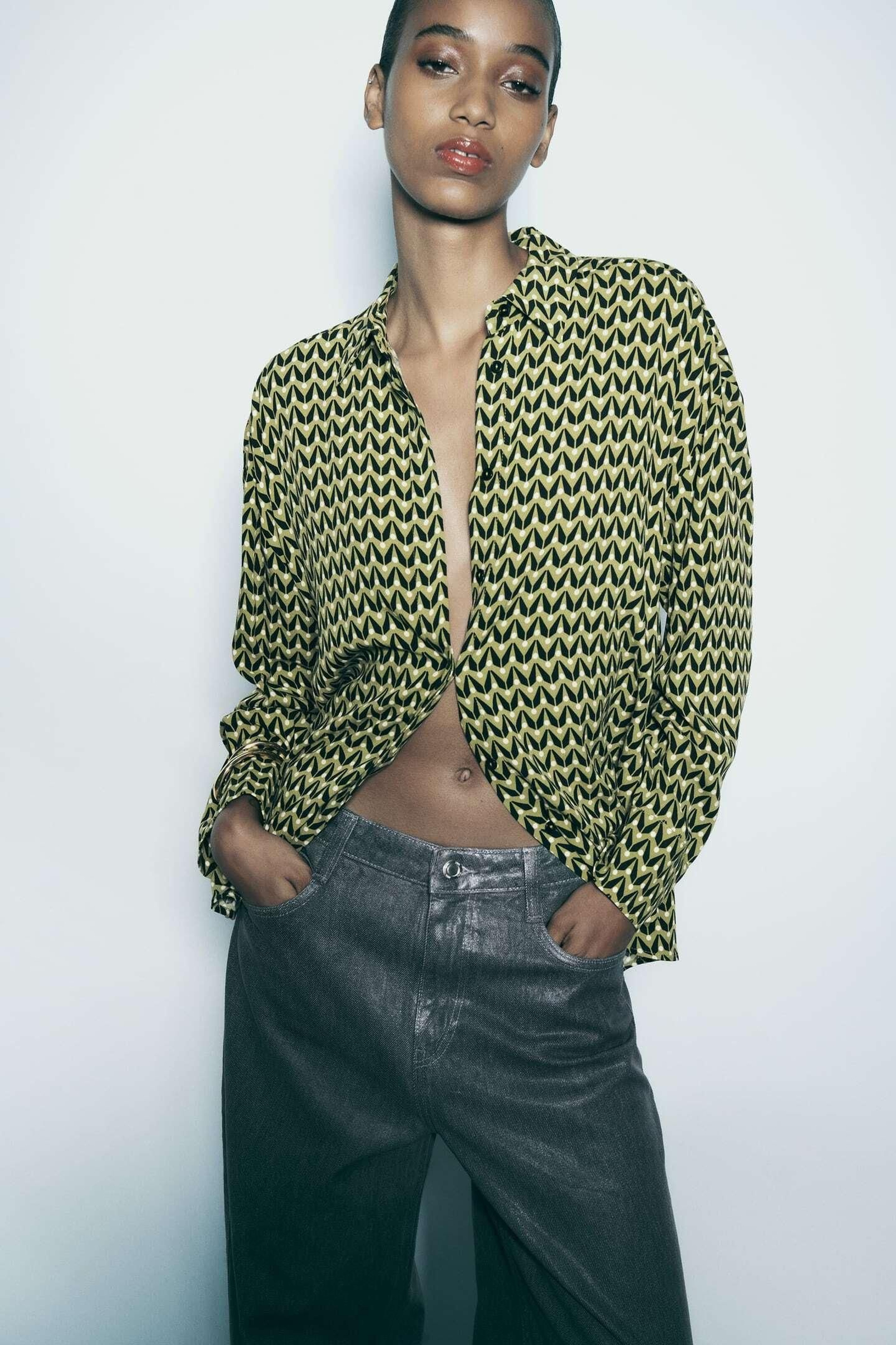 Camisa con estampado geométrico de Zara.
