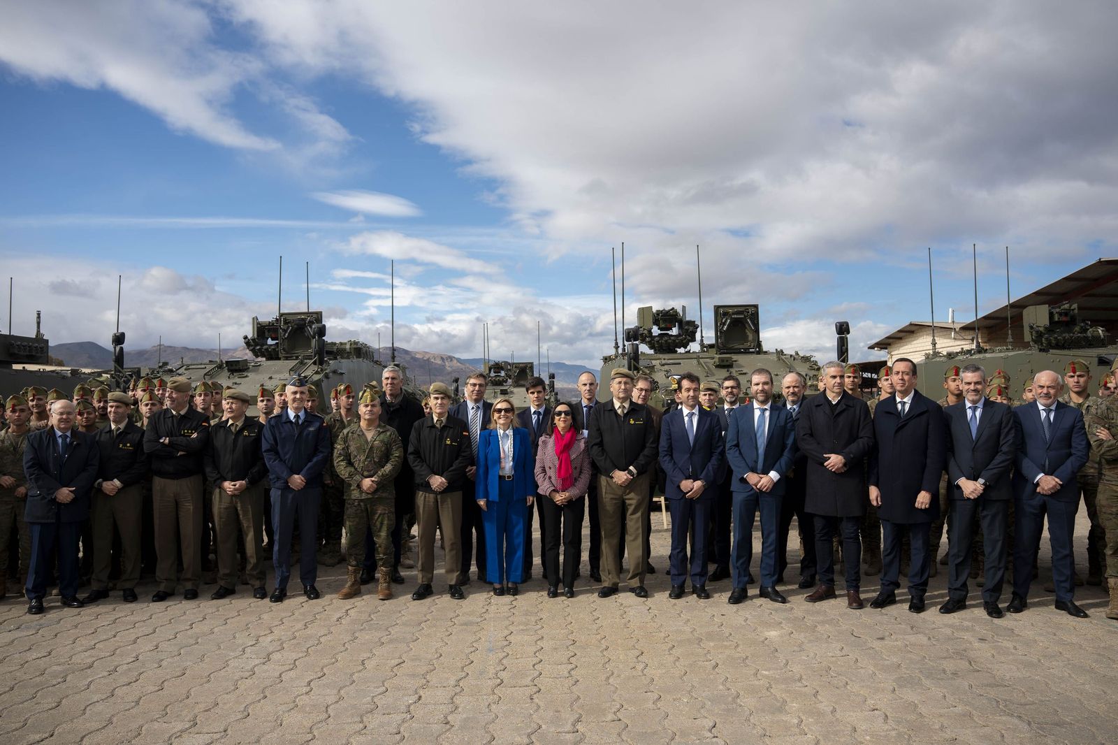 Margarita Robles entrega en Viator los primeros vehículos 8x8 ‘Dragón’ al Ejército de Tierra