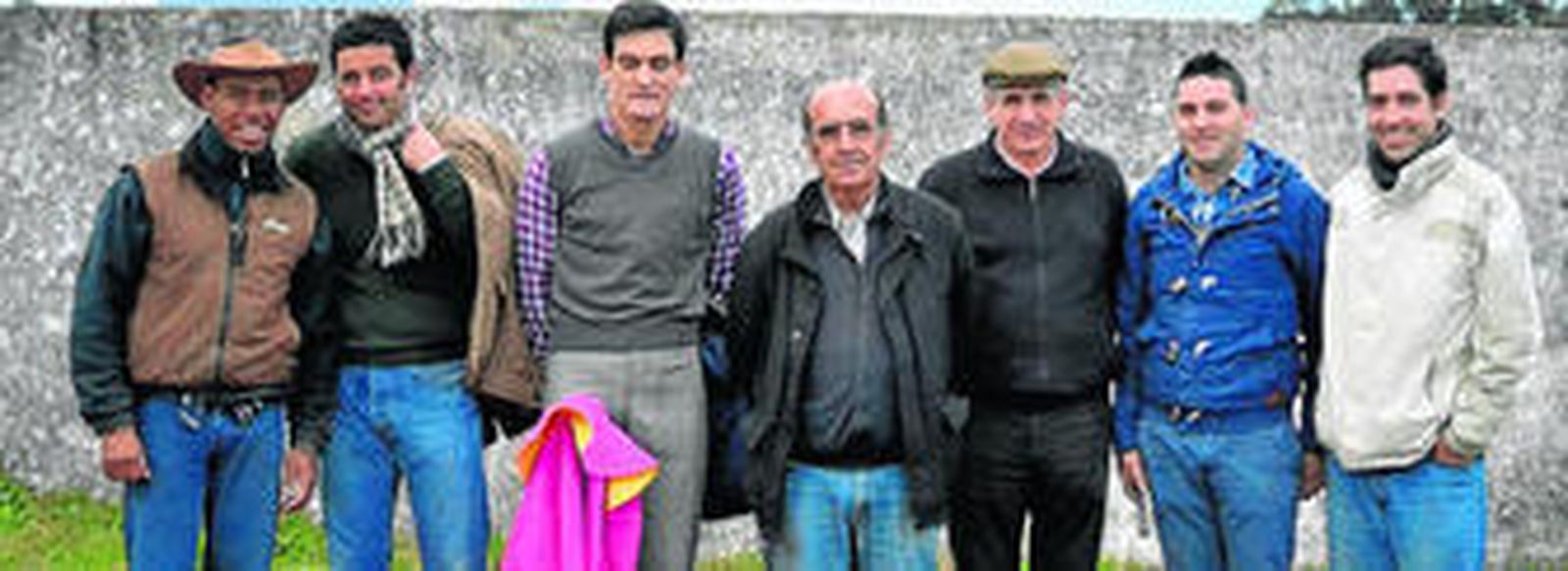 Foto de familia con Francisco Torres Jerez, su hermano, Adolfo Martín, su hijo, "El niño de Osuna", Miguel Pulido y el picador.