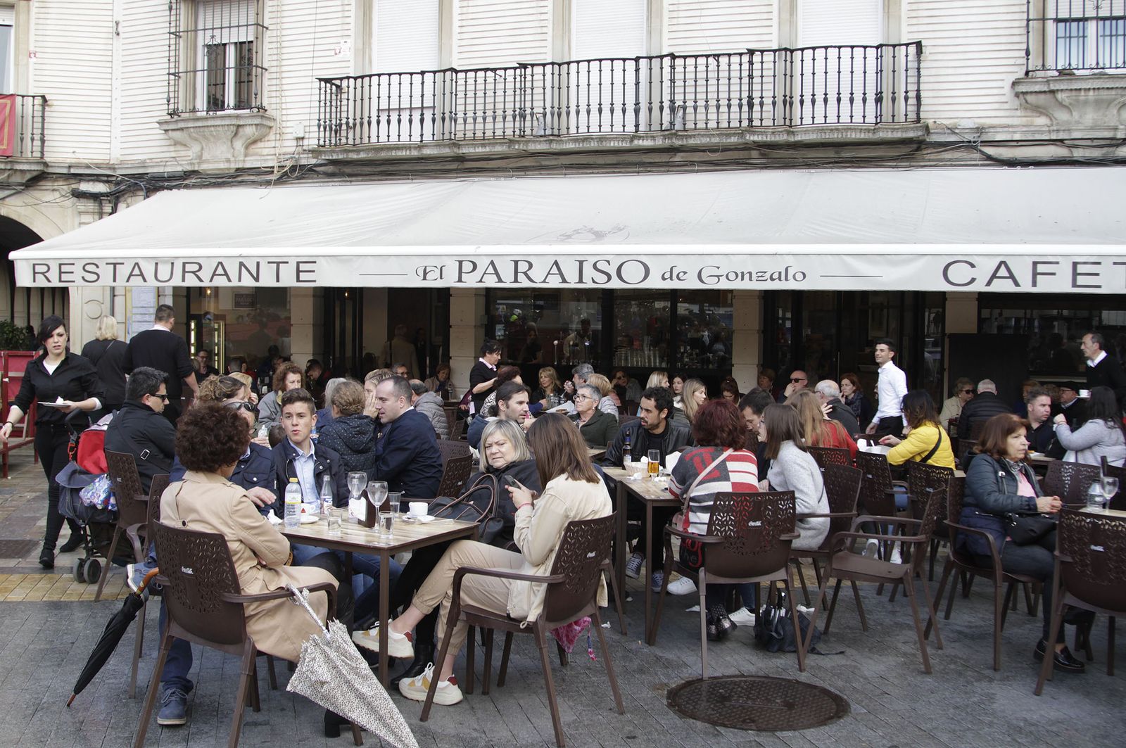 Terraza llena en la Plaza de las Monjas.