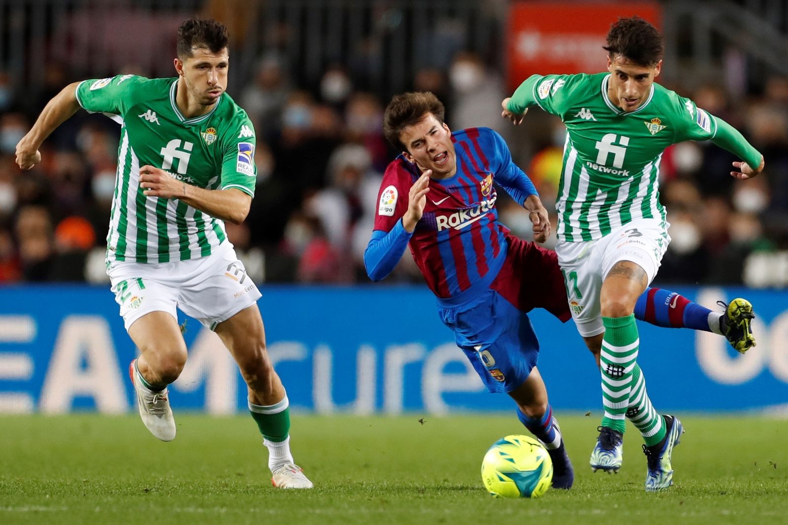 Tello pugna con el azulgrana Riqui Puig.