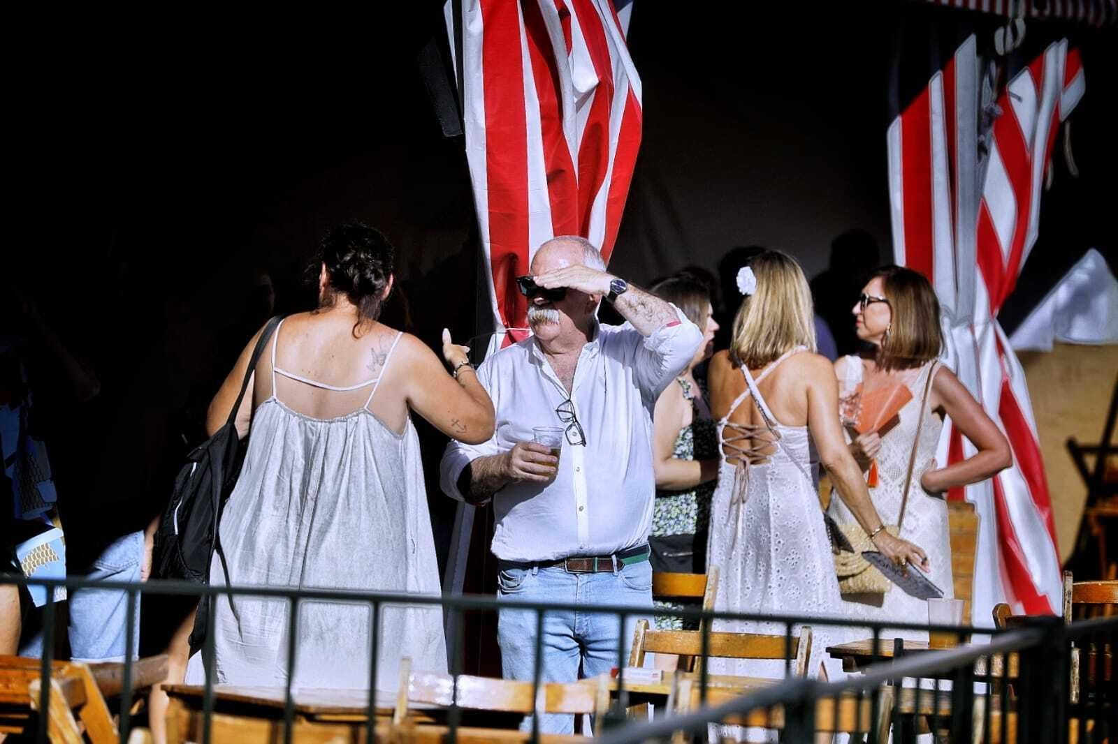 Búscate en las imágenes del Día de la Mujer de la Feria del Carmen de San Fernando