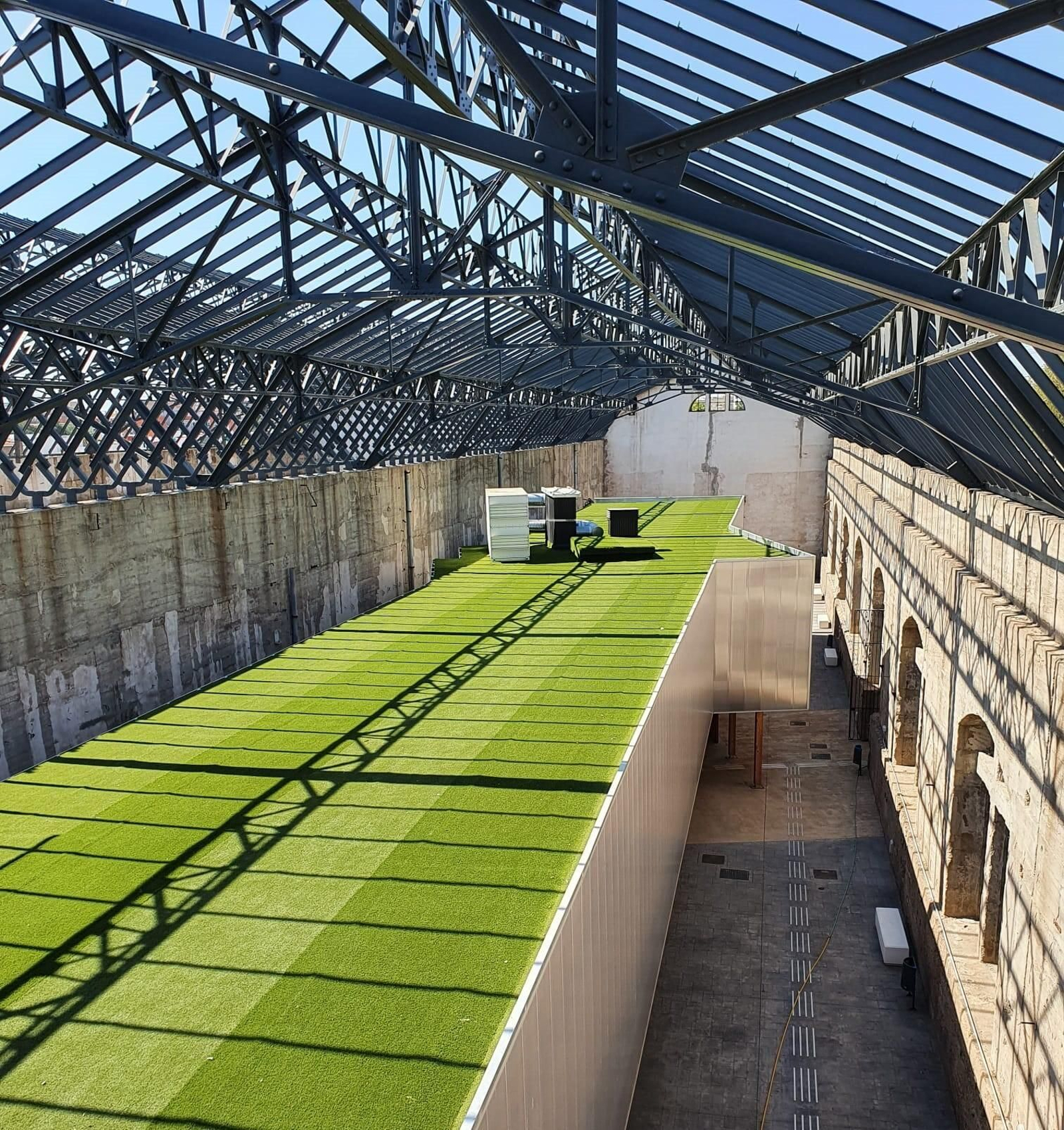 El mejor ejemplo para explicar su arquitectura novedosa es un Lego. Un cubo encaja dentro de la nave.