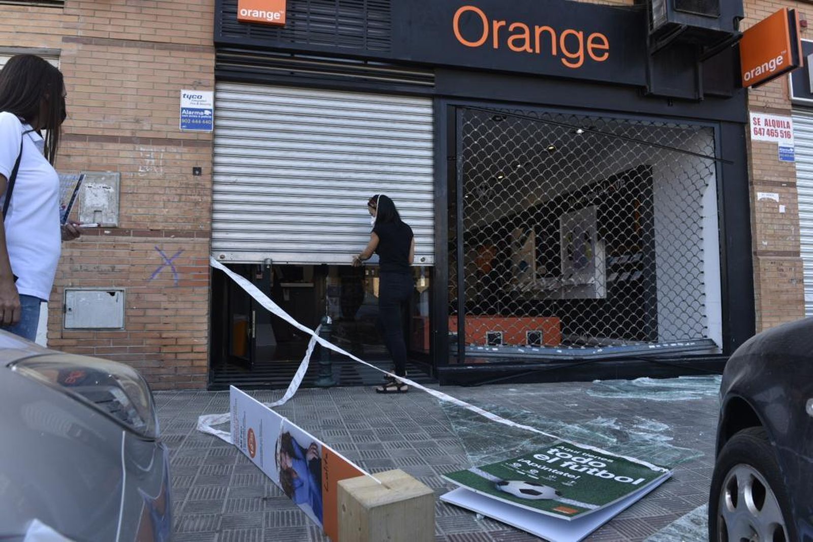 La tienda de telefonía de Montequinto donde ha tenido lugar el robo.