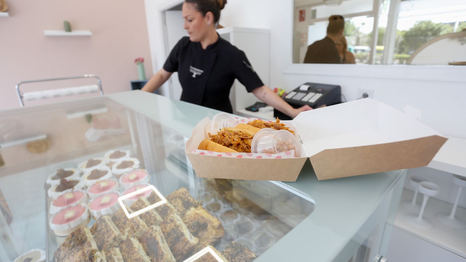 Noelia atendiendo en Tartaramusa