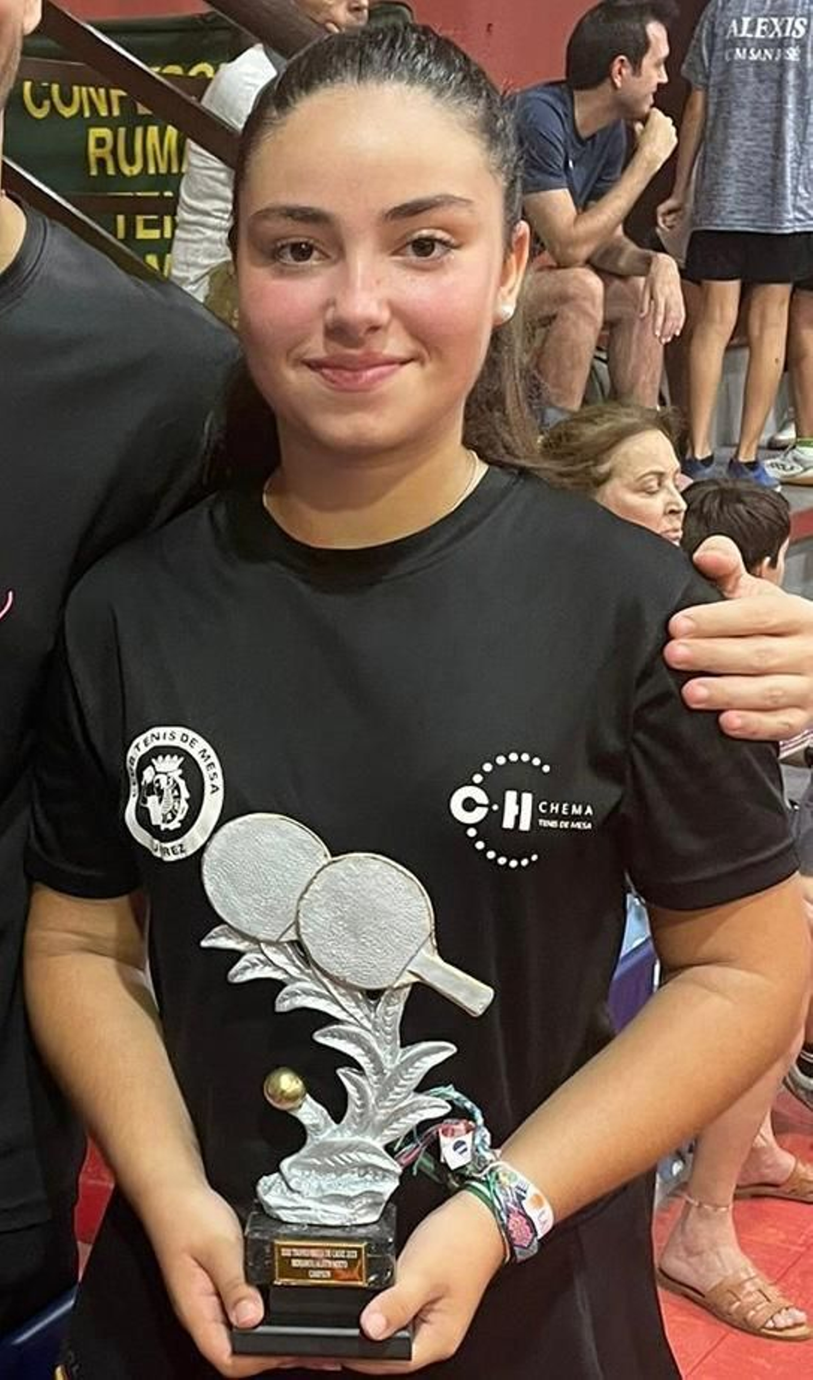 Alba Sánchez, con uno de los trofeos logrados en Cádiz. Alba Sánchez, con uno de los trofeos logrados en Cádiz.