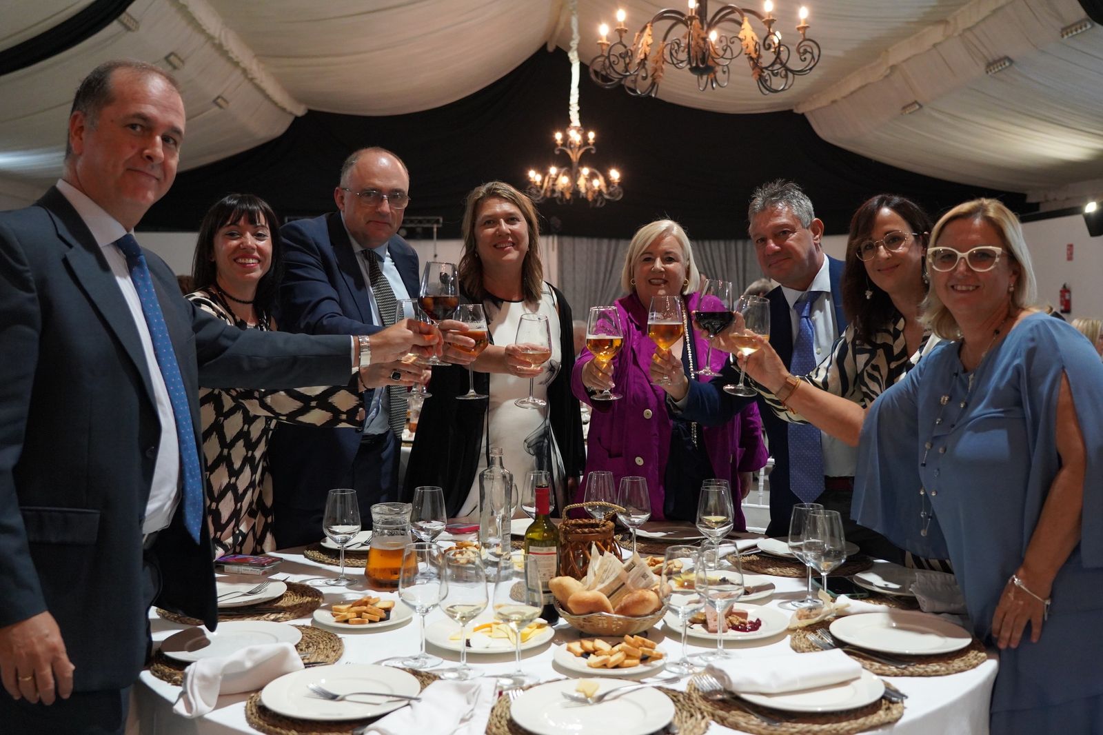 Patricia Mauri junto a su equipo de gobierno colegial y Manuela Caro en el homenaje a los enfermeros y enfermeras jubilados.