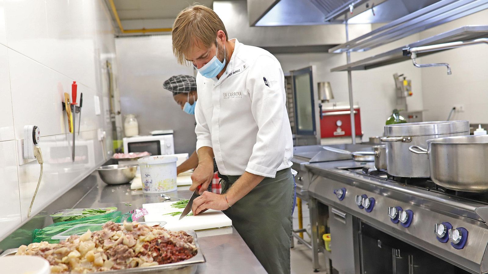 Javier Muñoz, en la cocina de 'La Carboná'.