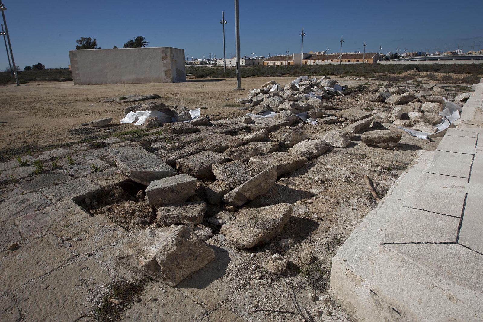 Imagen de los destrozos causados junto a la batería del Sitio Histórico del Puente Zuazo.