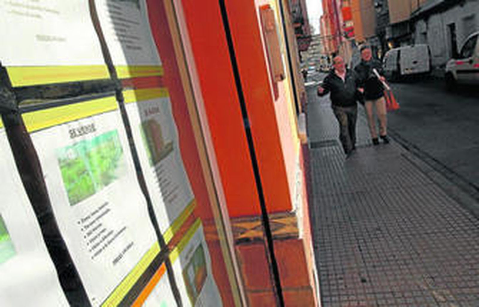 El escaparate de una inmobiliaria de La Línea.