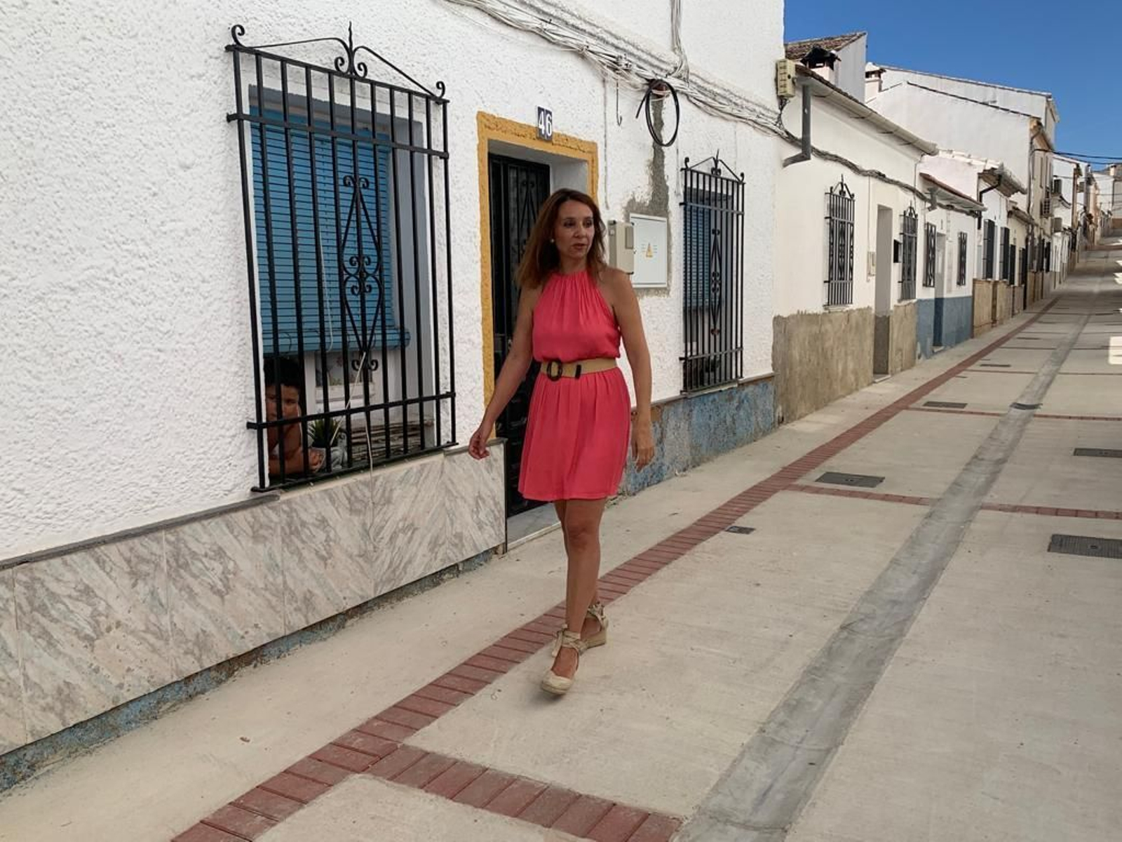 La delegada municipal de Obras de Ronda, Concha Muñoz, durante su visita a la calle Pinsapar. La delegada municipal de Obras de Ronda, Concha Muñoz, durante su visita a la calle Pinsapar.