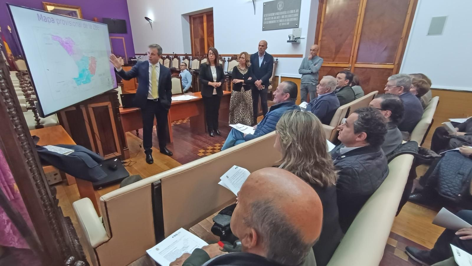 El alcalde, Julio Millán, explica la Zona de Bajas Emisiones al Consejo Económica y Social.