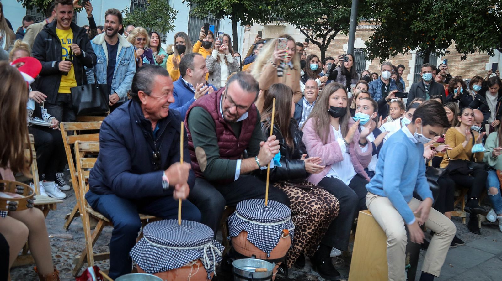 Las zambombas llenan las plazas y calles del centro de Jerez
