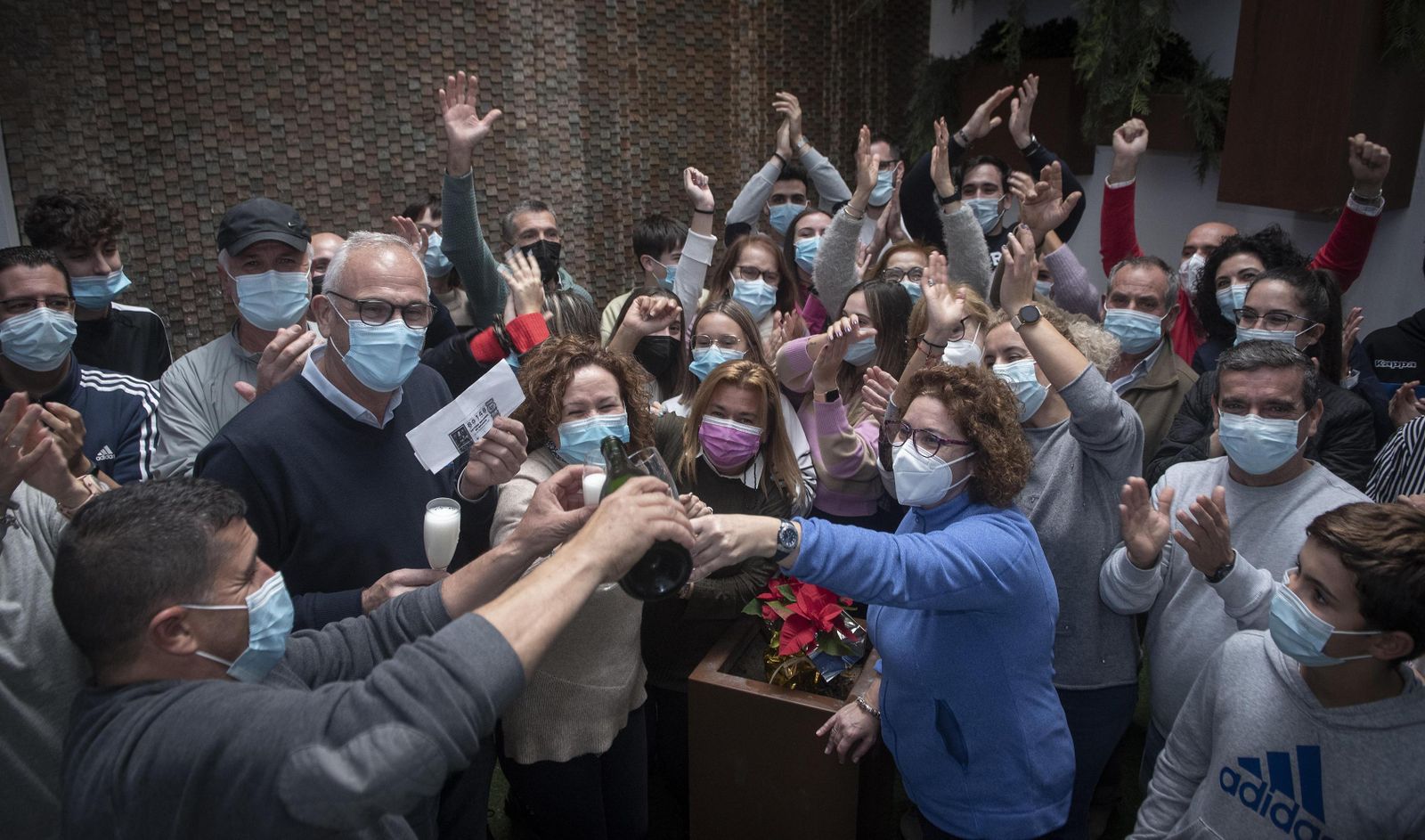 Los agraciados con el Gordo en Sevilla lo celebran con champán.