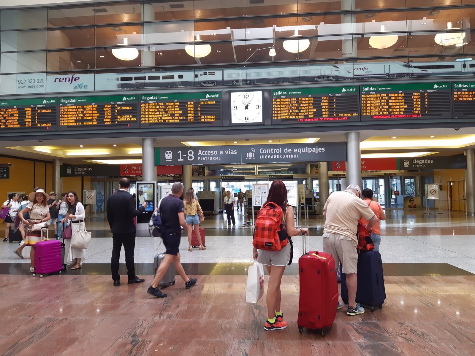 Viajeros en la estación de María Zambrano durante la huelga de este miércoles.