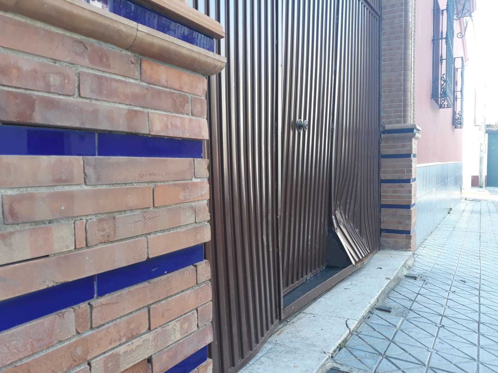 Daños en la cochera por la que entraron los ladrones.