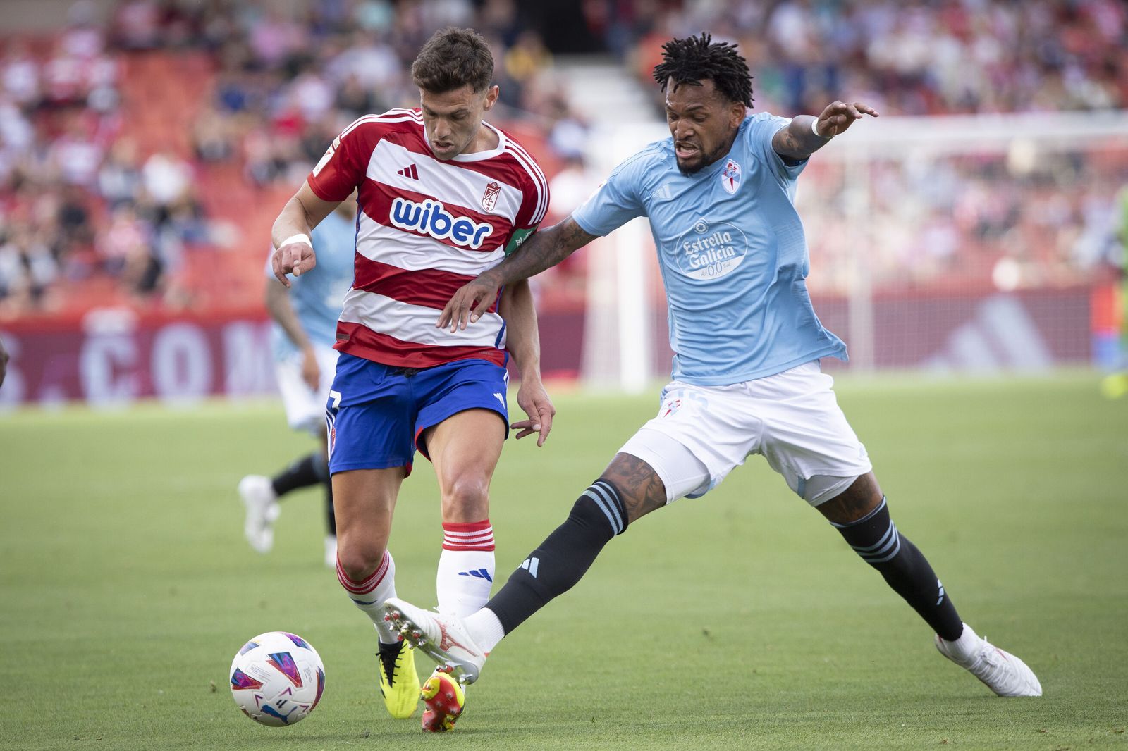 Lucas Boyé trata de llevarse el balón ante un jugador del Celta