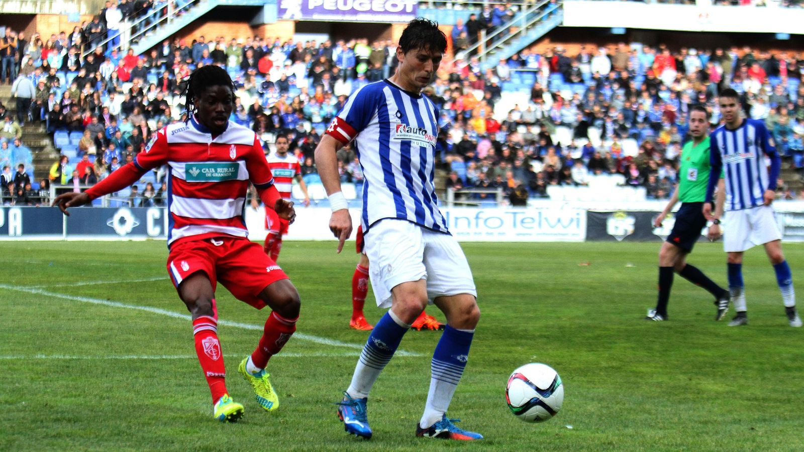 Jesús Vázquez controla el balón durante el Recre-Granada B.