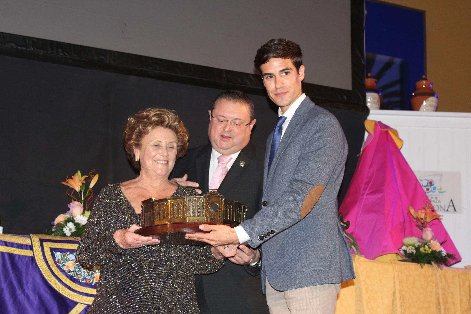 Daniel Crespo recibe el Trofeo Antonio Carmona de manos de Manola Baraza y Ginés Carmona.
