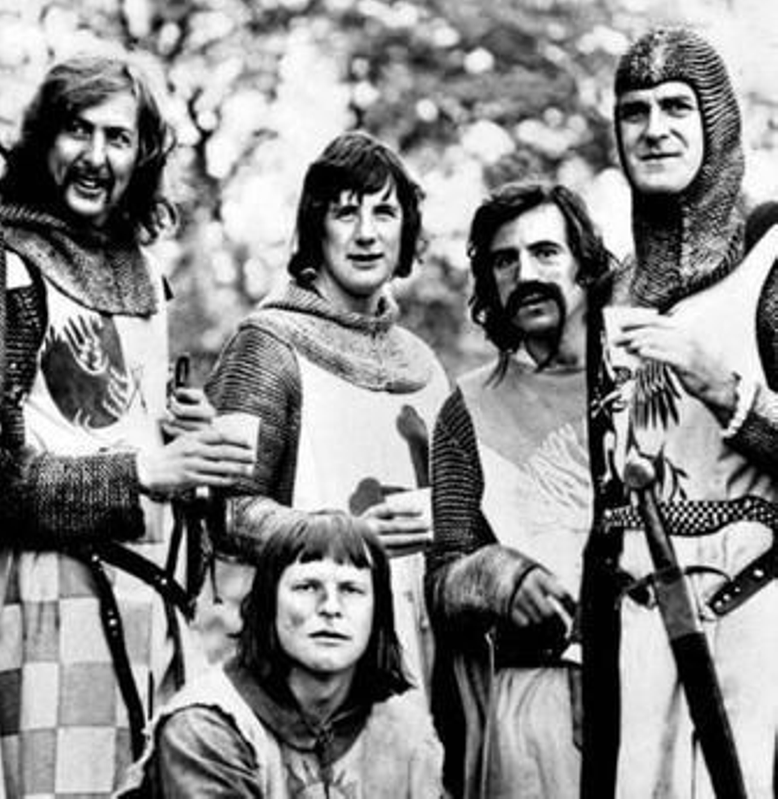 Terry Gilliam, agachado, en una escena de 'Los caballeros de la mesa cuadrada'.