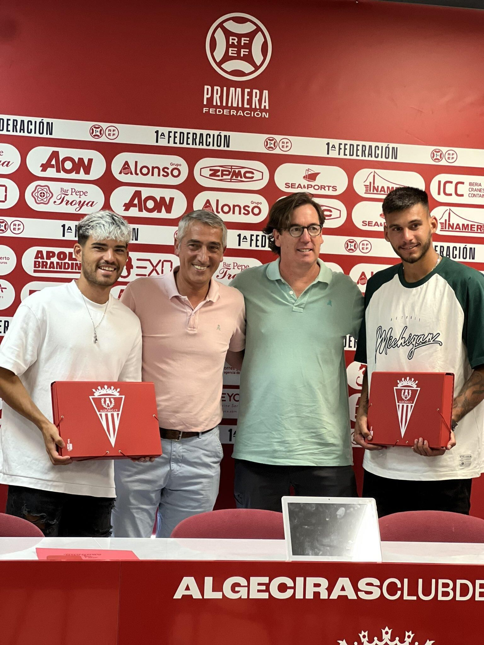 Zequi Díaz y Mario García, dos de los jugadores más caros del Algeciras, en su presentación con Robert y Lackey