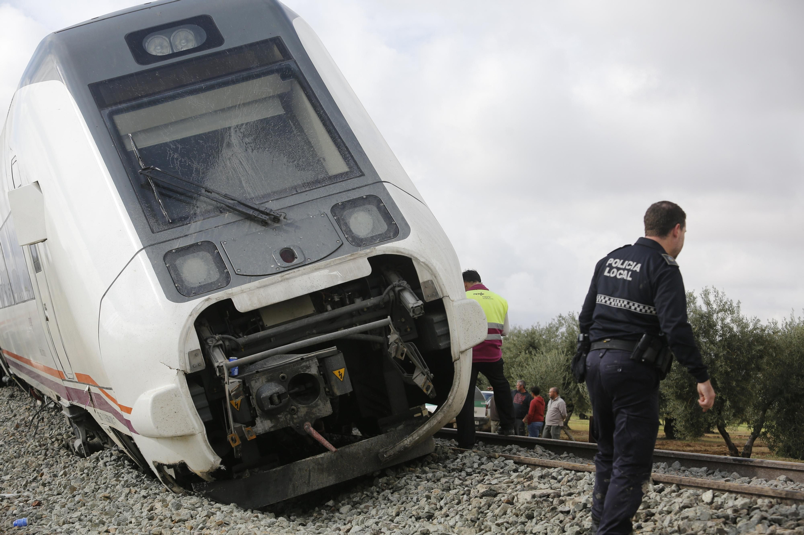 Detalle del tren, totalmente fuera de vía