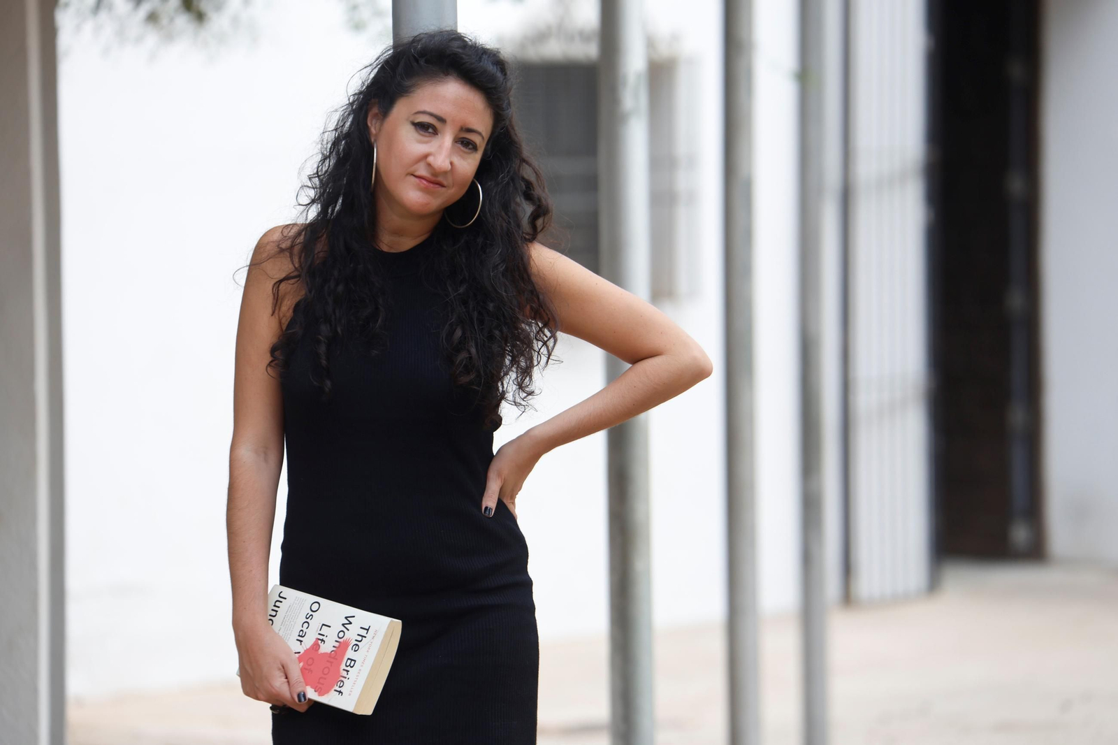 Azahara Palomeque posa con un libro de Junot Díaz, escritor que participa en el acto inaugural de Cosmopoética.