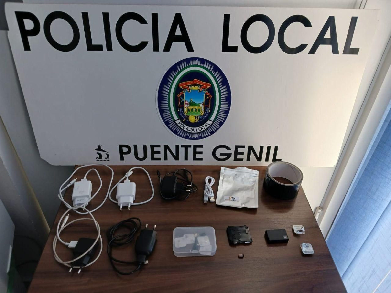 Dispositivos interceptados por la Policía Local de Puente Genil a un hombre que hacía el examen de conducir. Dispositivos interceptados por la Policía Local de Puente Genil a un hombre que hacía el examen de conducir.