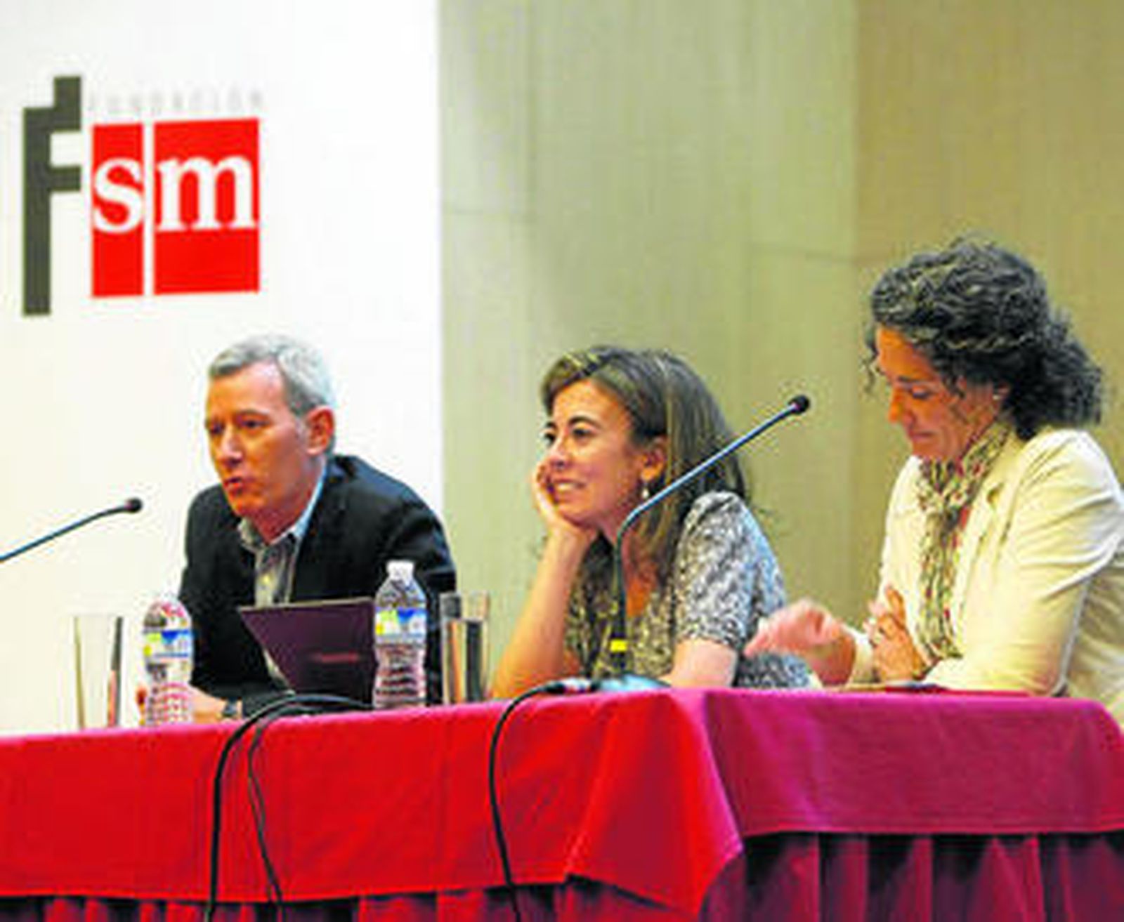 Elisa Cano (centro) fue la primera ponente del seminario.