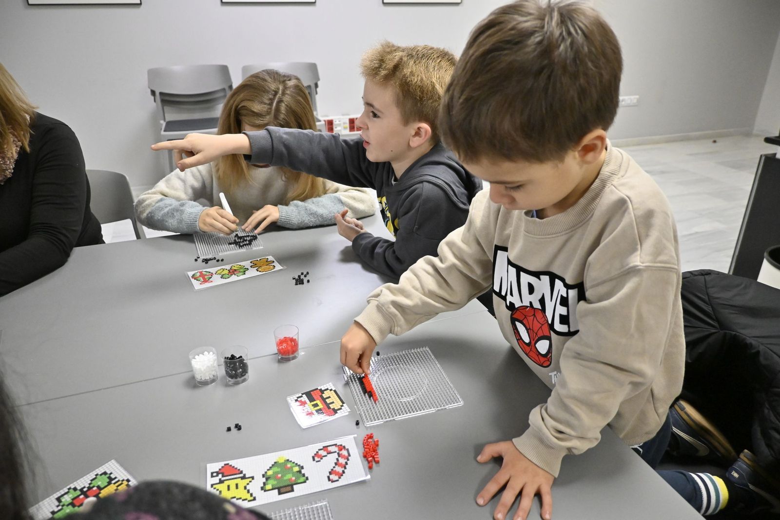 Las fotografías el taller que ofrece la Fundación Cajasol más espectáculo variado con Triky Trake
