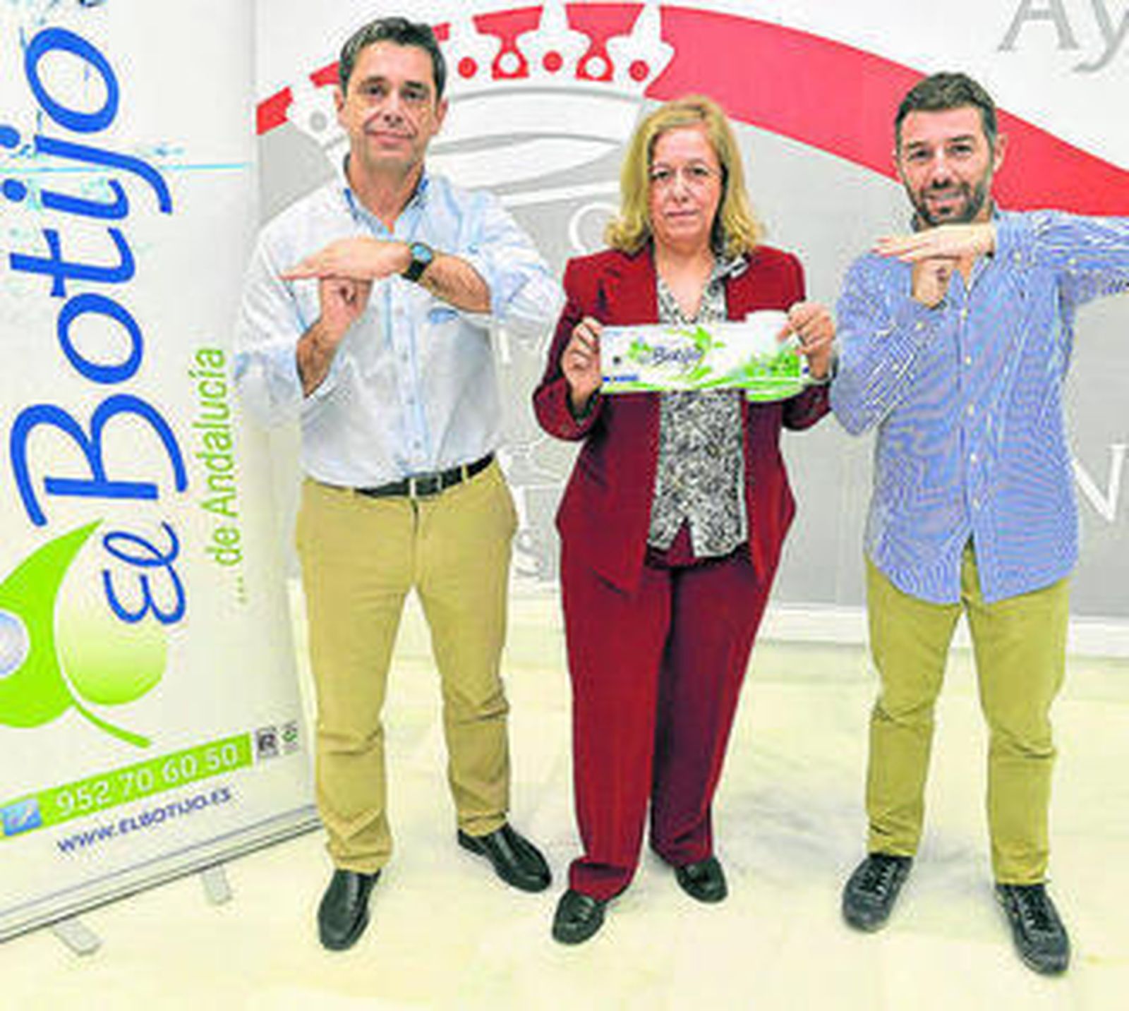 Rosas y Sánchez con una de las etiquetas de la empresa de agua.