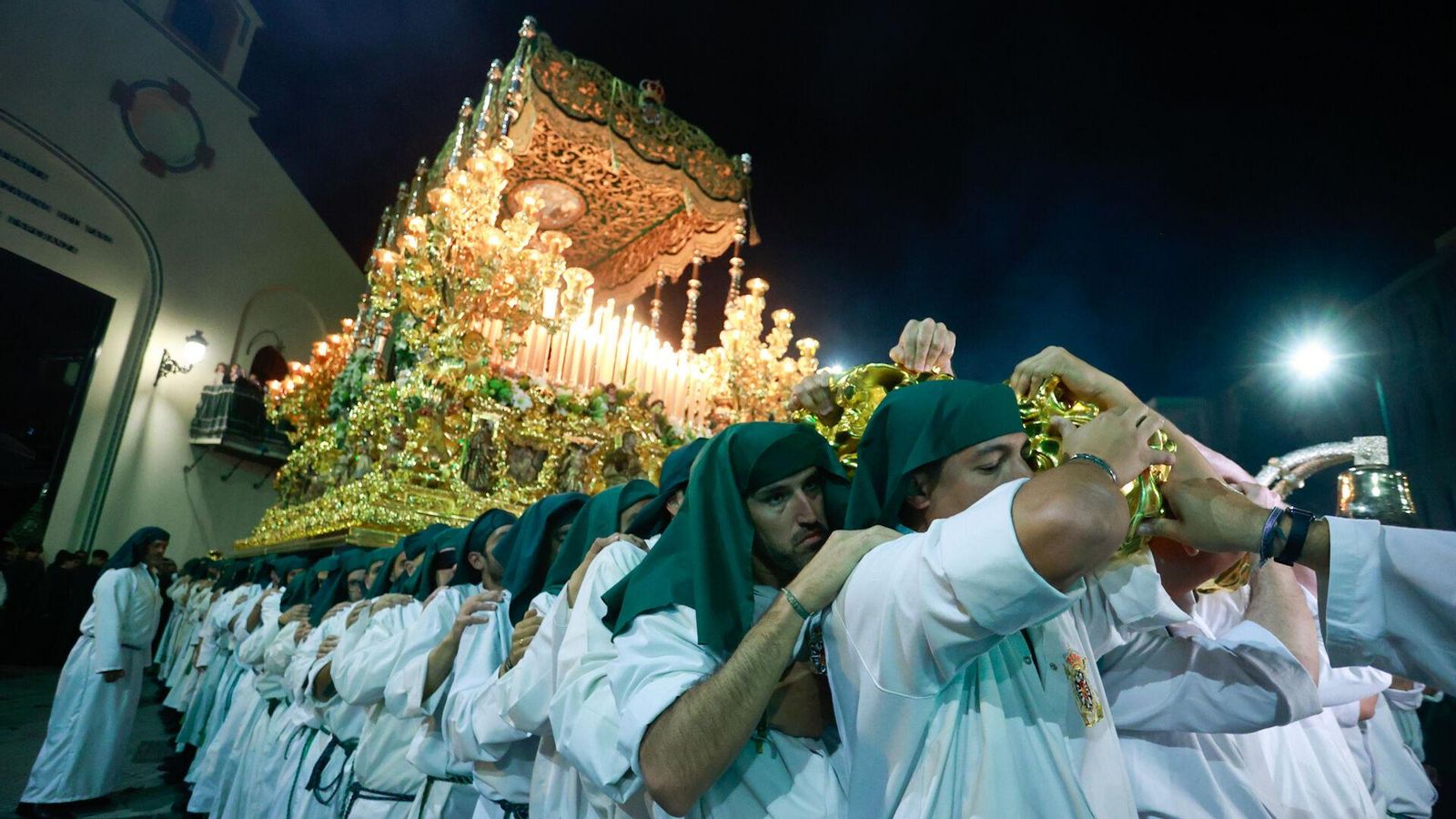 La Virgen de la Esperanza durante su salida procesional del Jueves Santo. La Virgen de la Esperanza durante su salida procesional del Jueves Santo.