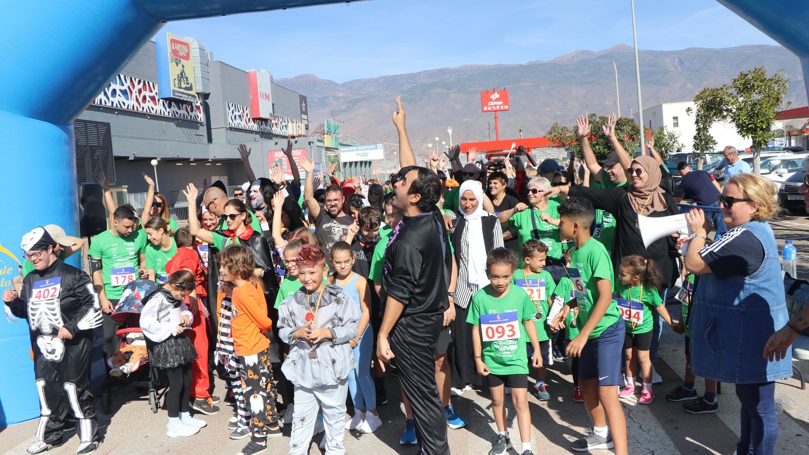 Los corredores más pequeños antes de comenzar la carrera