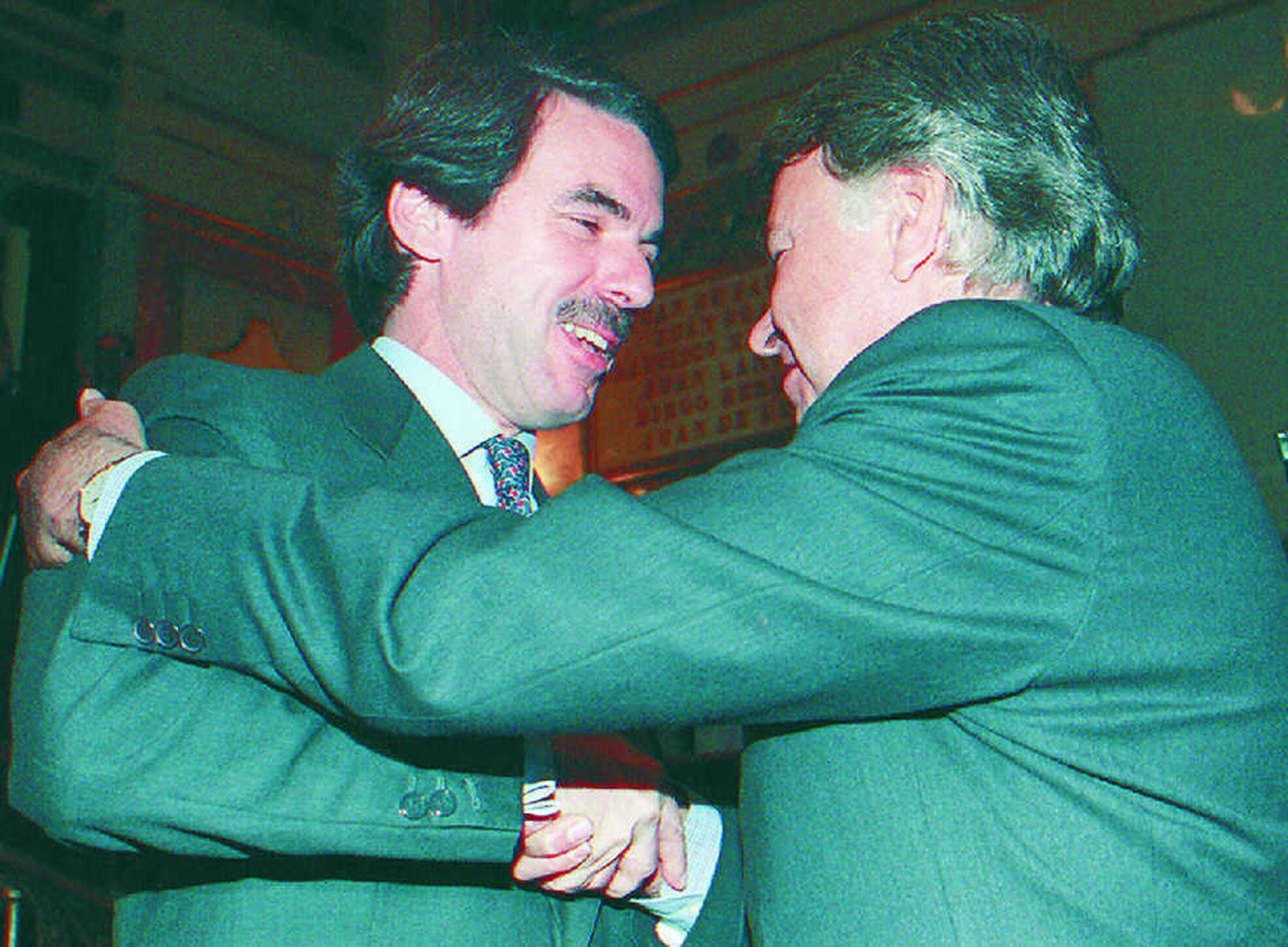 El nuevo presidente del Gobierno, José María Aznar, es felicitado por su antecesor, Felipe González.