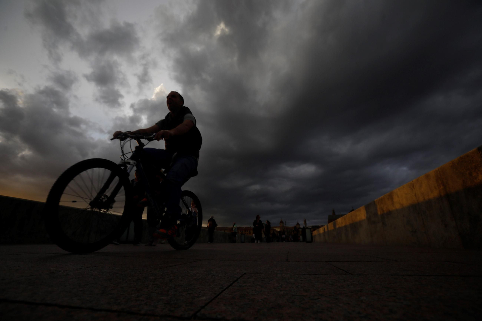 Una nubosa tarde de otoño en Córdoba, en imágenes