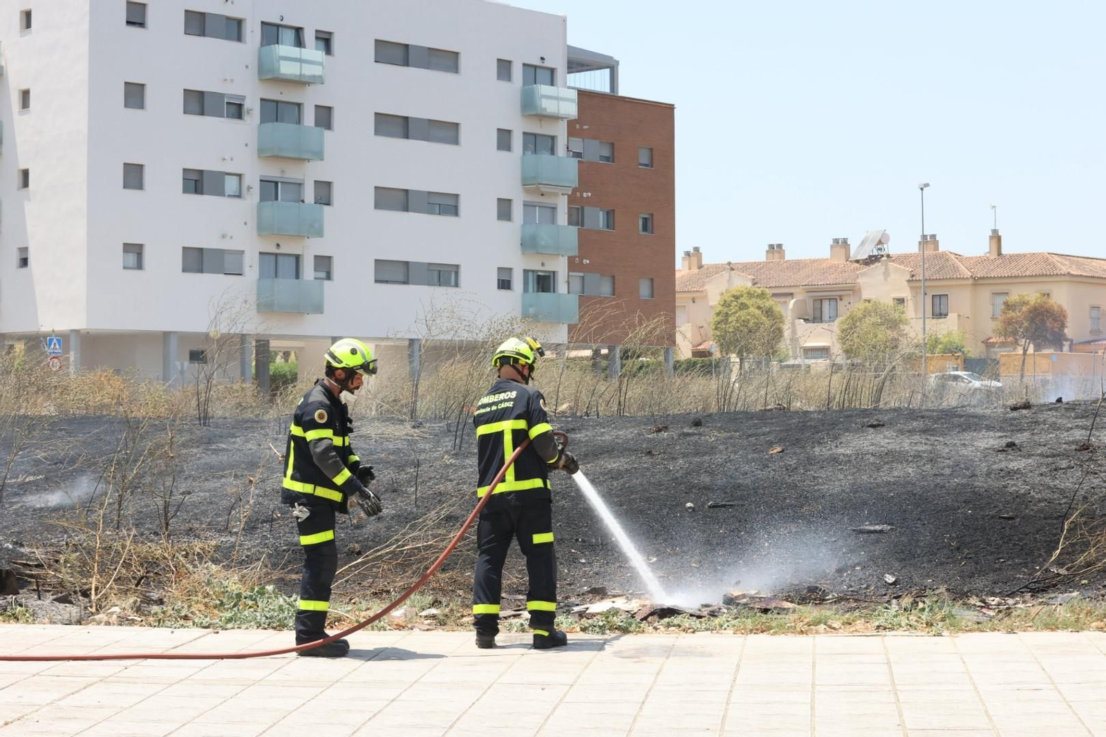 Incendio de pastos junto a la avenida de Espera en Jerez