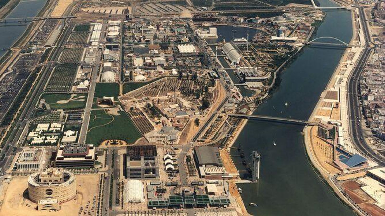 Vista aérea de la Isla de la Cartuja, durante de la Expo 92