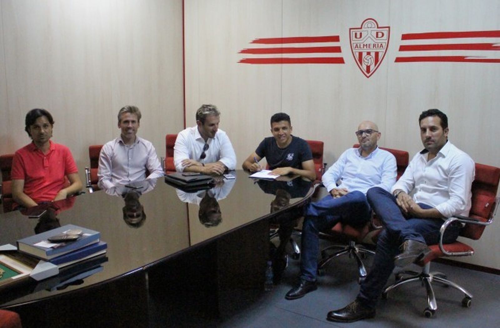 Hicham, firmando su contrato.