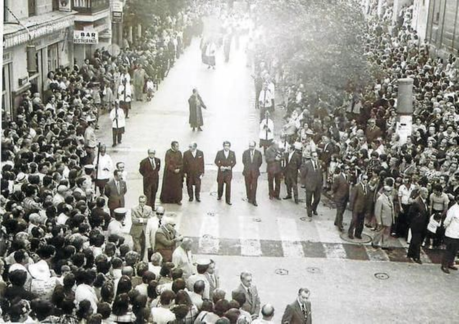 El primer consejo seglar. Procesión del año 1975 en la que se ve la representación del Consejo de Cofradías presidido por Sánchez Dubé.

Foto: Jesus Martin Cartaya