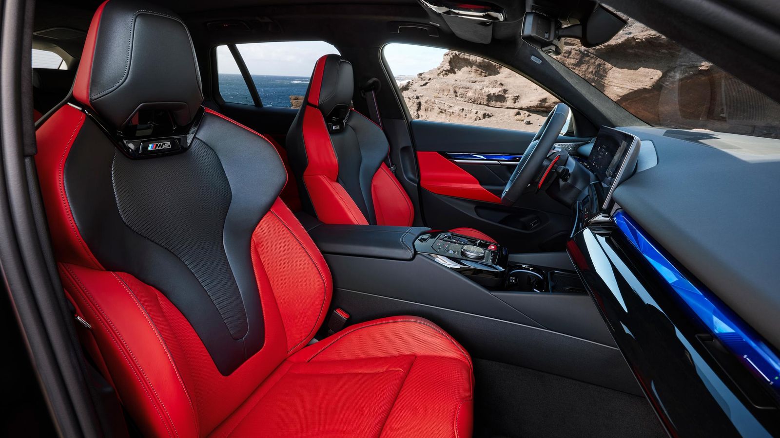 Además de asientos, volante, pedales o una instrumentación específica, el M5 Touring también integra está en la pantalla curva junto a la del sistema de infoentretenimiento.