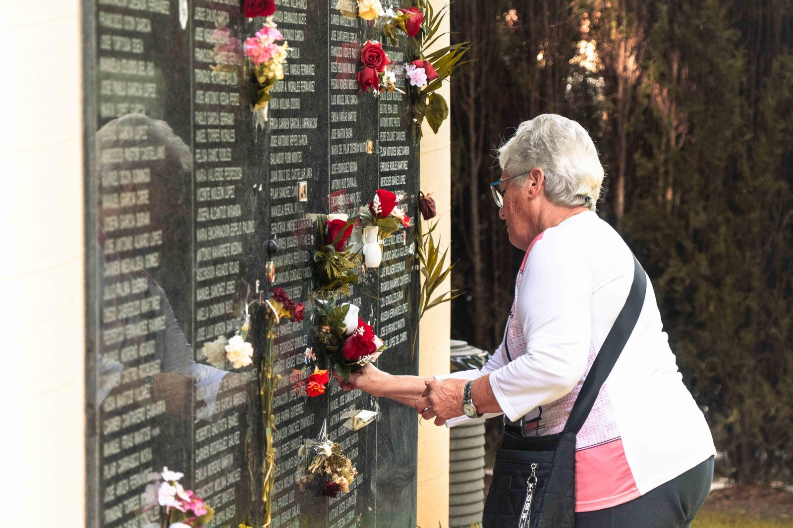 Las imágenes del Día de los Santos en el cementerio de Granada