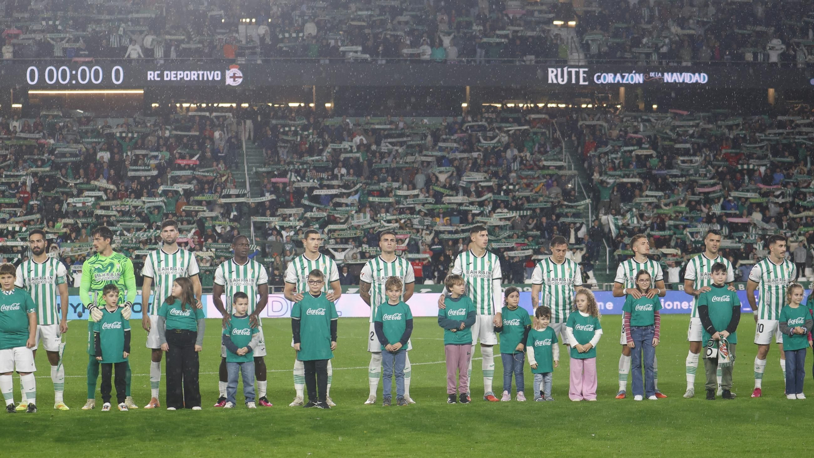 Los jugadores del Córdoba CF saltan al césped en el último partido en El Arcángel.