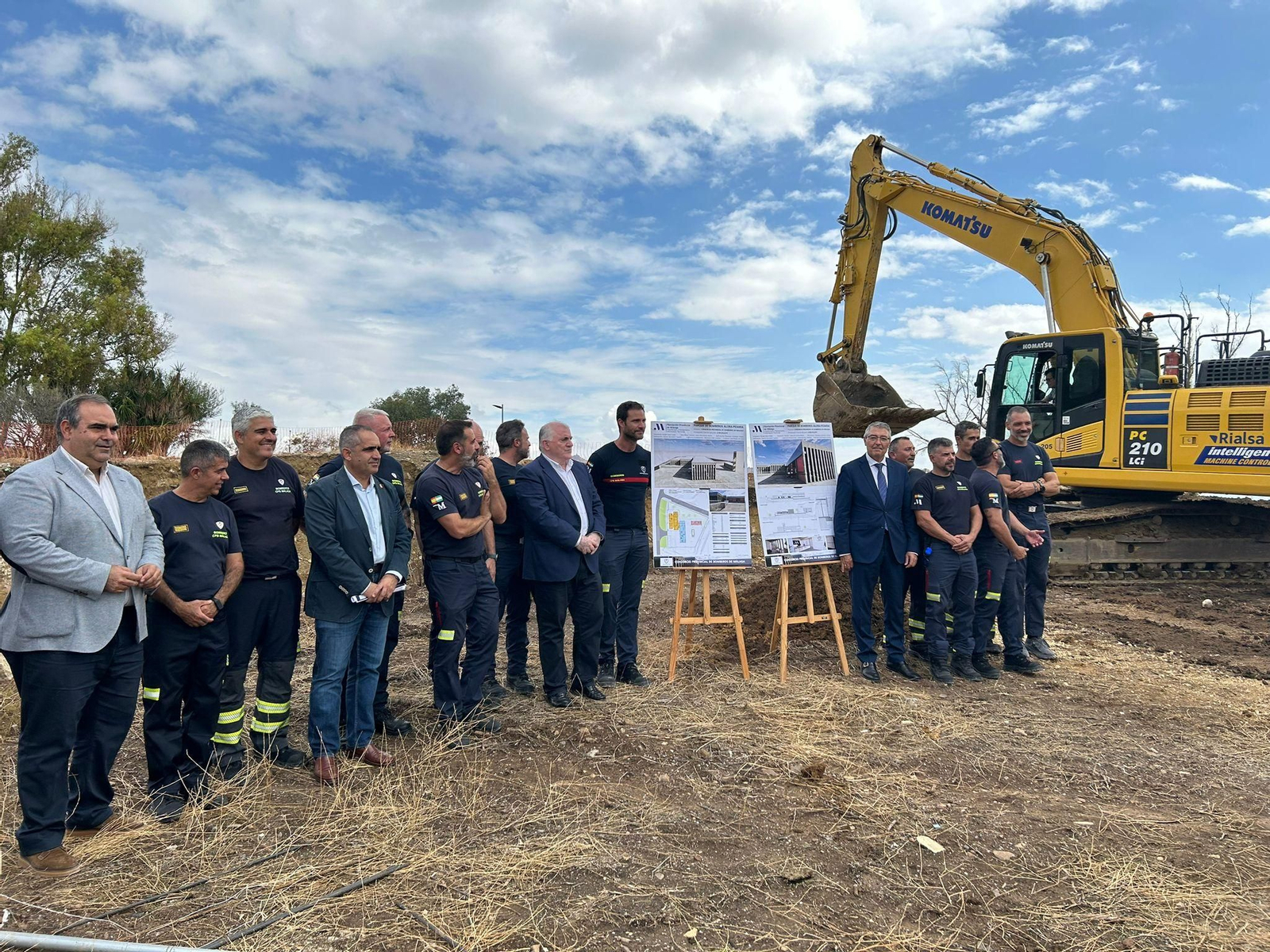 El presidente de la Diputación de Málaga, Francisco Salado, junto al cuerpo de bomberos El presidente de la Diputación de Málaga, Francisco Salado, junto al cuerpo de bomberos