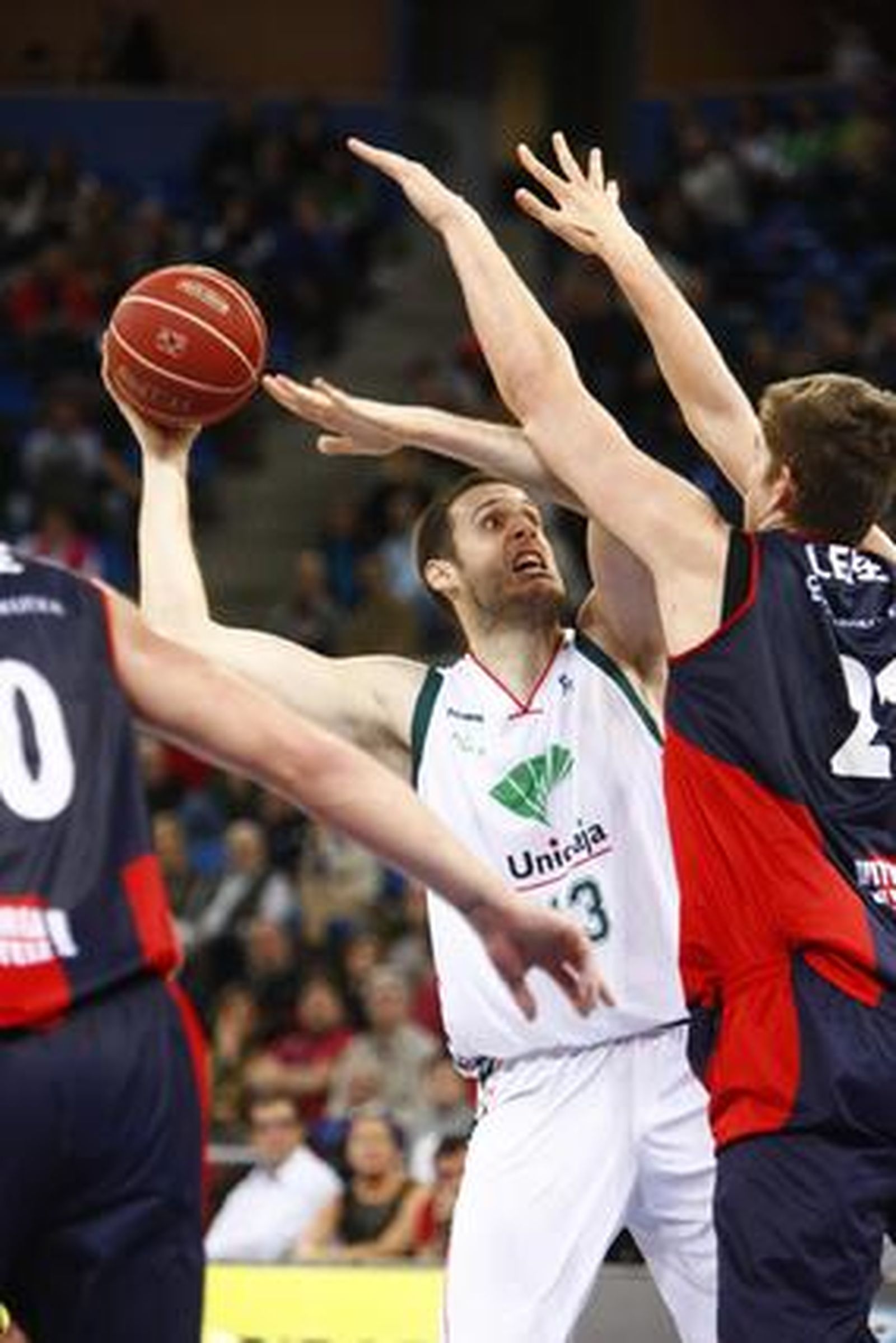 Las imágenes del Caja Laboral-Unicaja

Foto: Josu Izarra